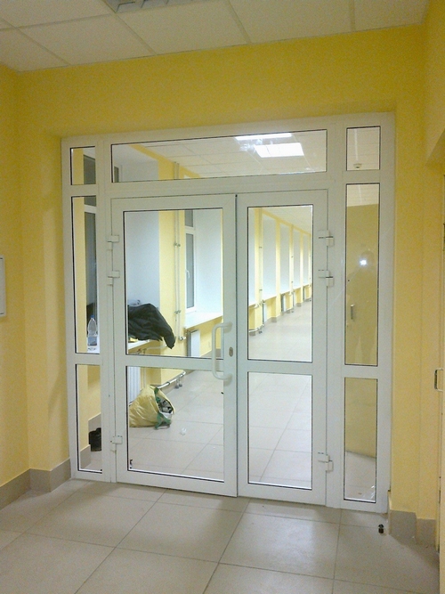 Установка пластиковой двери недорого